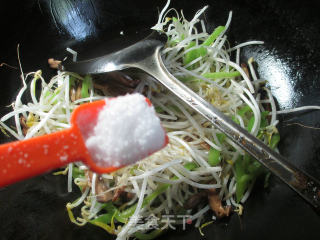 Stir-fried Mung Bean Sprouts with Mushrooms and Peppers recipe