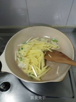 Stir-fried Shredded Potatoes with Celery recipe