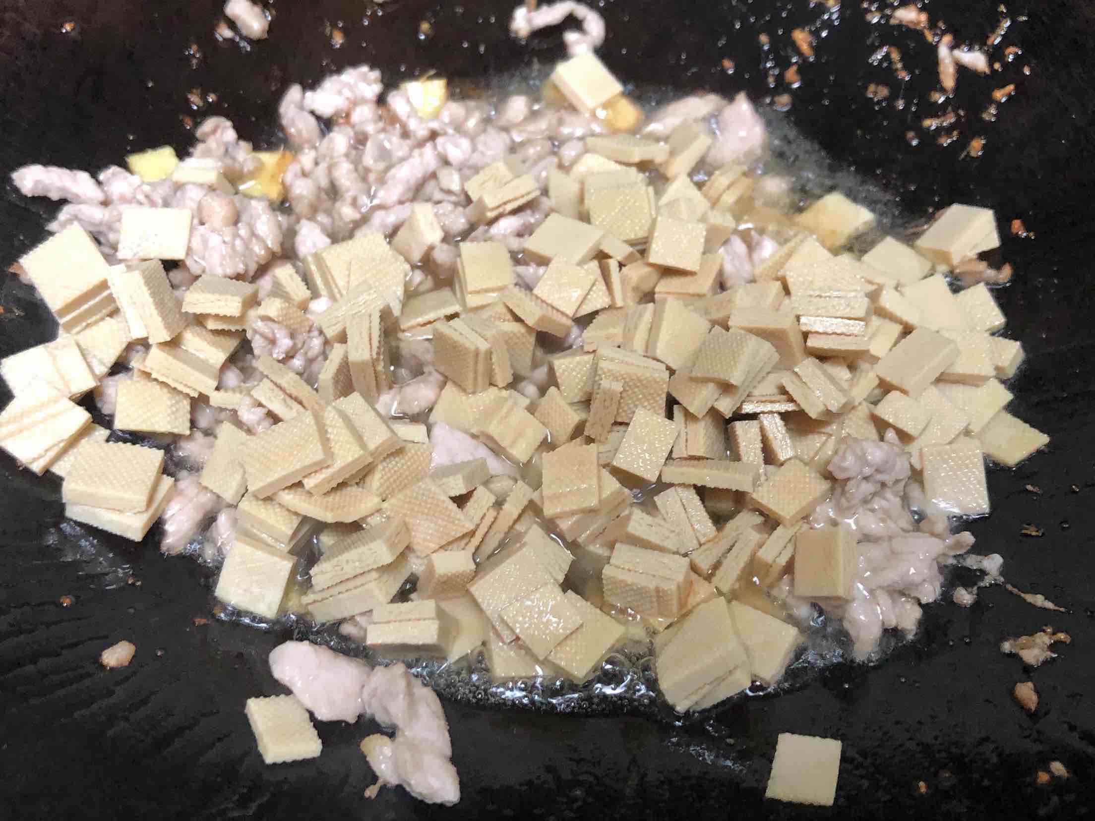 Stir-fried Dried Bean Curd with Garlic Sprouts recipe