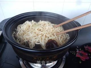 Three Fresh Casserole Braised Noodles recipe