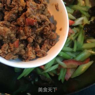 Stir-fried Fungus with Celery and Radish recipe