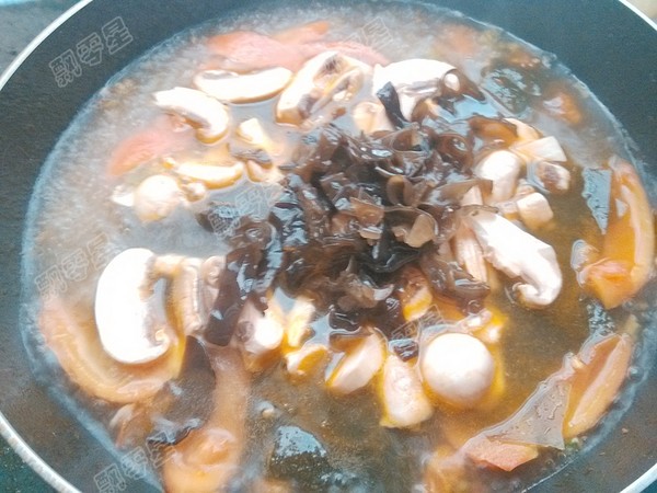 Tomato Fungus Seaweed Soup recipe