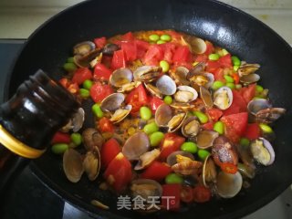 Fried Noodles with Clams and Tomatoes recipe