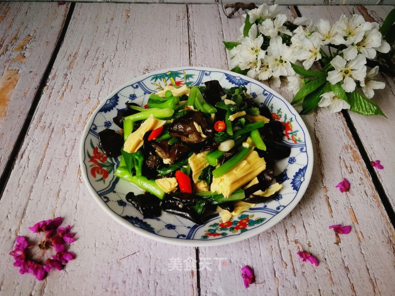 Stir-fried Vegetable Core with Black Fungus and Yuba recipe