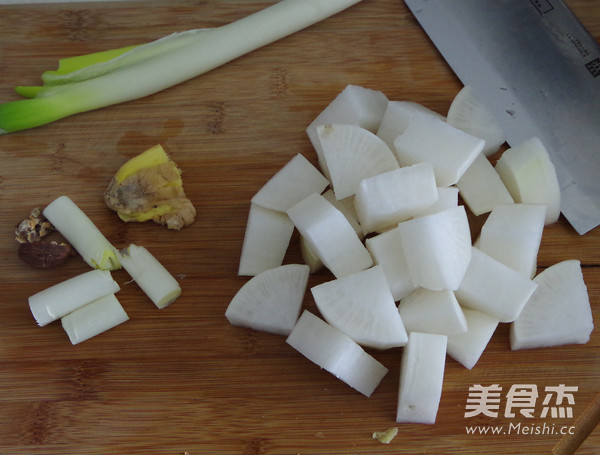Stewed Pork Trotters with Radish recipe