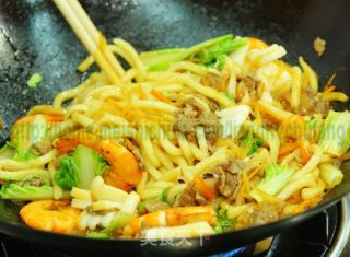 Stir-fried Three Fresh Udon recipe