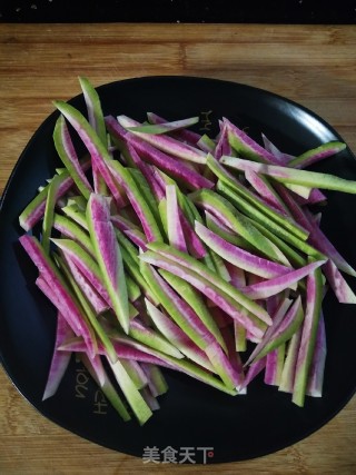 Peanuts Mixed with Radish Skins recipe