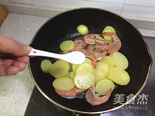 Fried Shrimp with Potatoes recipe