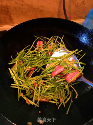 Stir-fried Bacon with Artemisia Quinoa recipe