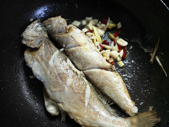 Grilled Yellow Croaker with Garlic recipe