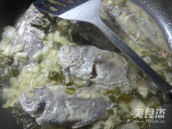 Boiled Black Pomfret with Pickled Cabbage recipe