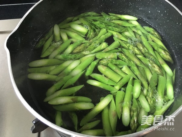 Asparagus Mixed with Cashew Nuts recipe