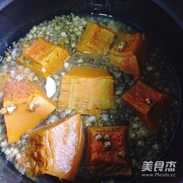 Mung Bean Old Pumpkin Lily Soup recipe