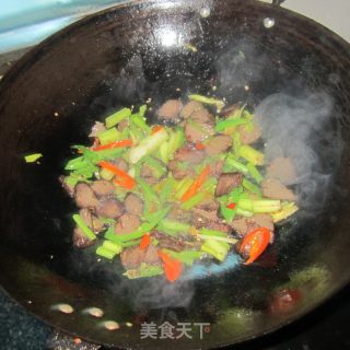 Stir-fried Cured Beef with Celery and Green Pepper recipe