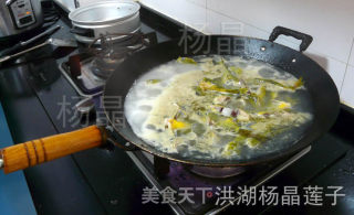Honghu Yangjing Lotus Seed Home-cooked Dishes from Home Kitchen-yellow Bone Fish Boiled Artemisia recipe