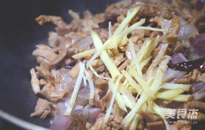 Weishan Commune Liuyang Cuisine: Stir-fried Bacon with Dried Radish recipe