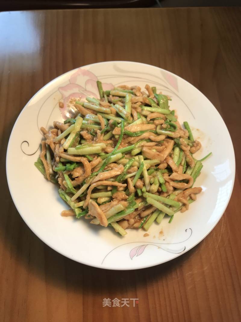 Stir-fried Chicken with Garlic Yellow (self-produced Garlic Yellow) recipe