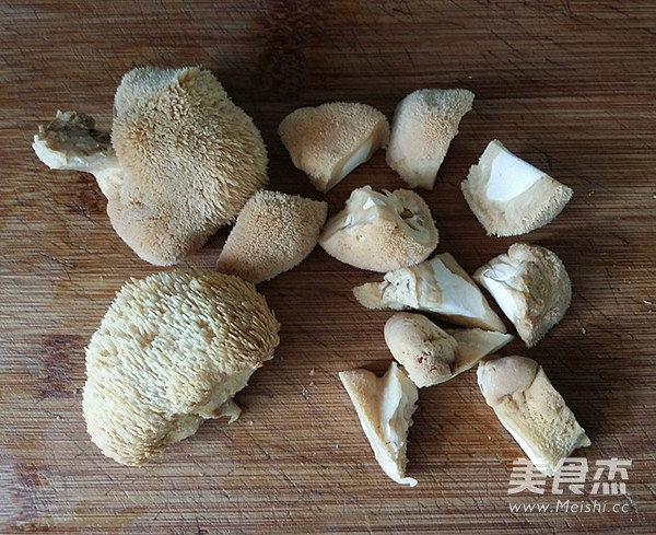 Hericium and Pork Bone Soup recipe