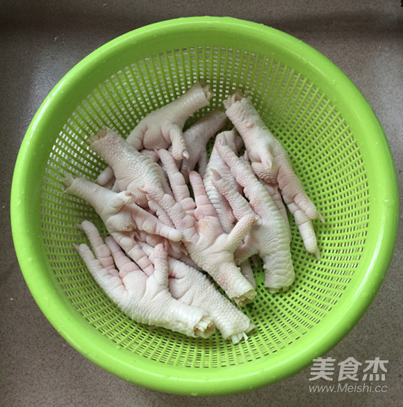 Spicy Braised Chicken Feet recipe