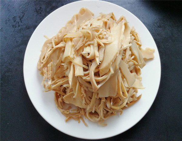 Scallion and Dried Bamboo Shoots recipe