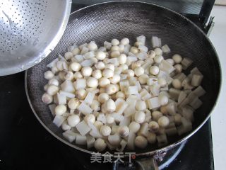 Lotus Pond Shuangbao (lotus Roots) recipe