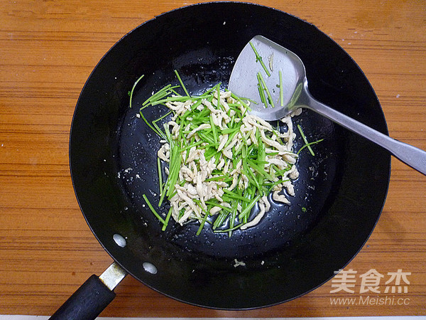 Stir-fried Shredded Chicken with Coriander recipe