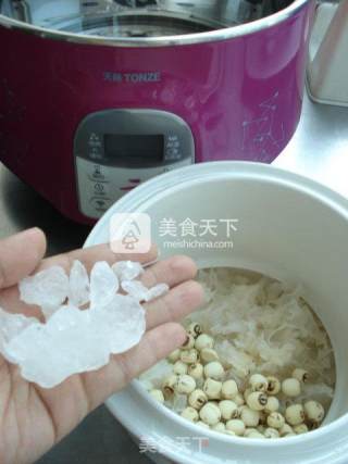 [tonze Microcomputer Water-proof Electric Cooker] Rock Sugar, White Fungus and Lotus Seed Soup recipe