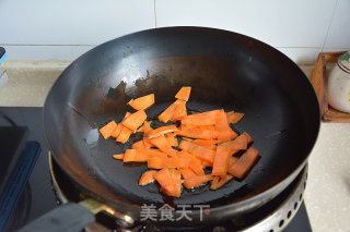 Stir-fried Double Mushrooms with Green Peppers and Carrots recipe