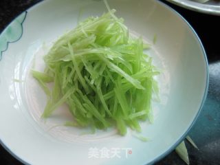 Sour Pepper Mixed with Shredded Lettuce recipe