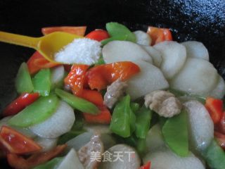 Stir-fried Yam Pork Slices with Lettuce and Red Pepper recipe