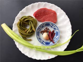 Stir-fried Beef Cubes with Soaked Cowpea recipe