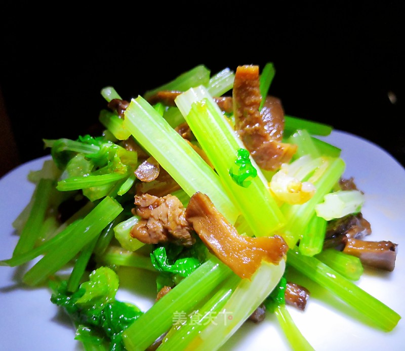 Tea Tree Mushroom Mixed with Celery recipe