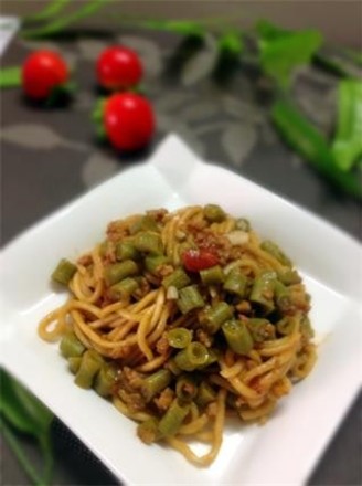 Braised Noodles with Minced Meat and Cowpeas