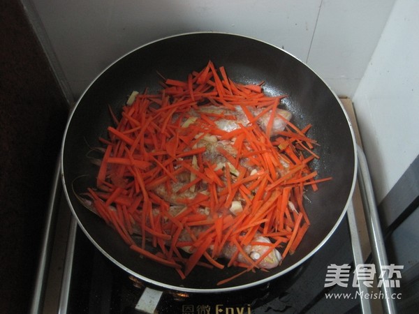 Braised Sequoia Fish with Carrots recipe