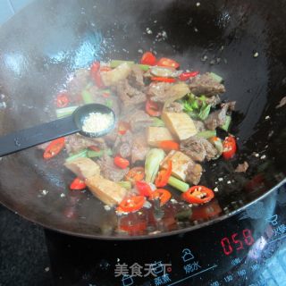 Stir-fried Beef Brisket with Chili Celery recipe