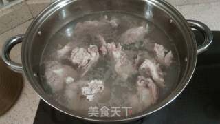 Chicken Bones, Tuckahoe and Pig Hengli Nourishing Liver and Dispelling Dampness Soup recipe