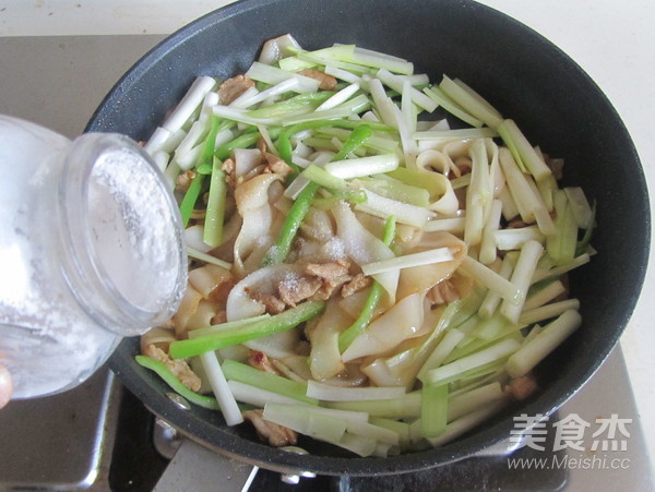 Stir-fried Rice Noodles with Chives and Pork recipe