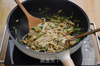 Stir-fried Hor Fun with Leek and Bean Sprouts recipe