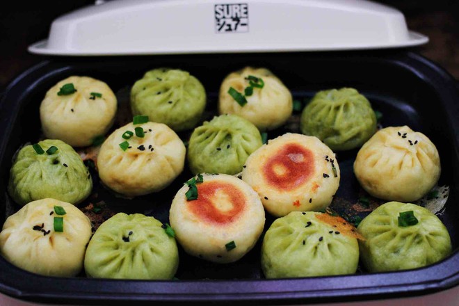 Two-color Zucchini and Chives Pan-fried Buns recipe