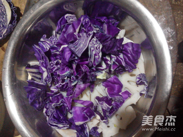 Purple Cabbage Mixed with Lotus Root Slices recipe