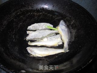 Small Yellow Croaker in Tomato Sauce recipe