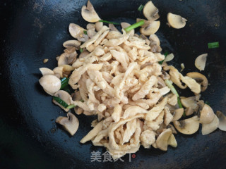 Stir-fried Mushrooms with Shredded Chicken recipe
