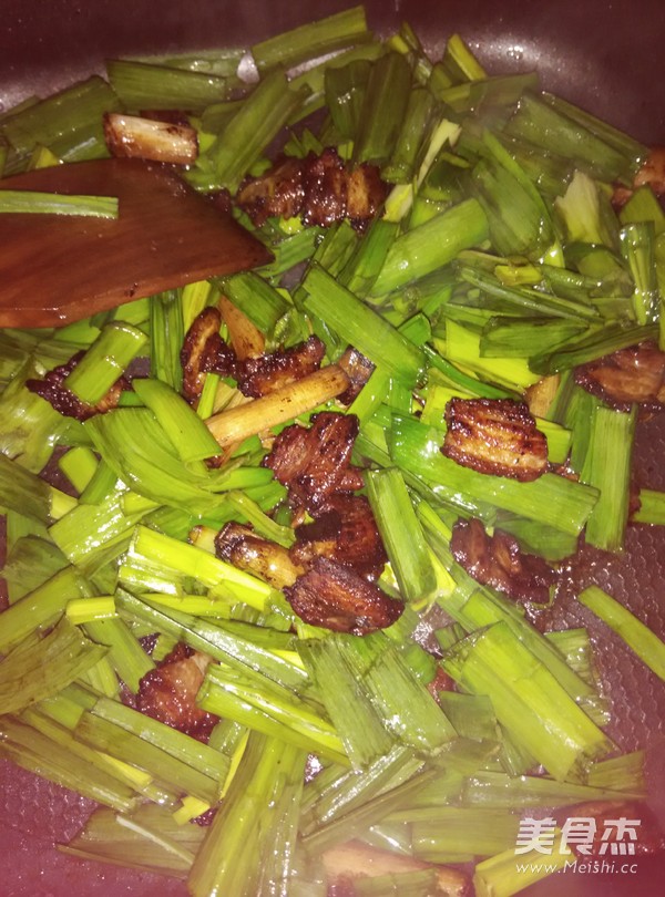 Stir-fried Pork Belly with Garlic Leaves recipe