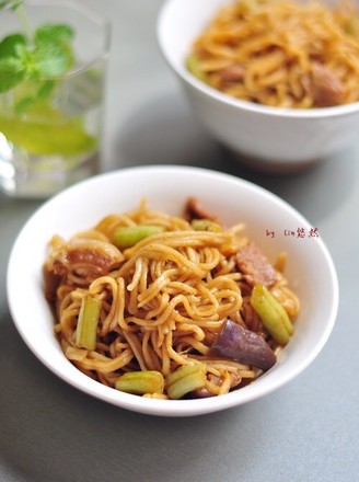 Braised Noodles with Beans in Iron Pot