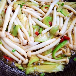 Stir-fried Loofah with White Jade Mushroom recipe