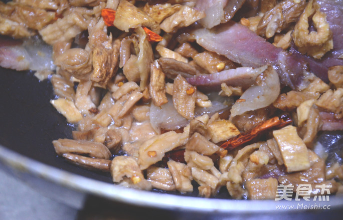 Weishan Commune Liuyang Cuisine: Stir-fried Bacon with Dried Radish recipe