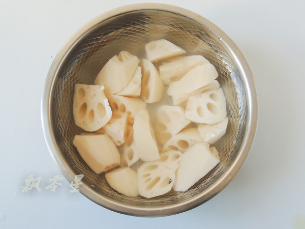 The Most Suitable Soup for Warming The Stomach in Winter-braised Pig's Feet with Lotus Root recipe