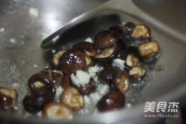 Grilled Clams with Mushroom in Oyster Sauce recipe