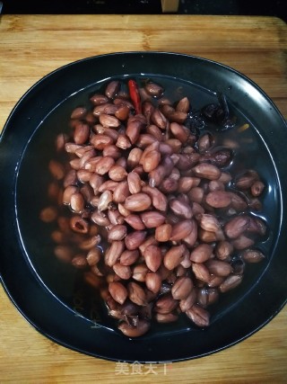 Peanuts Mixed with Radish Skins recipe