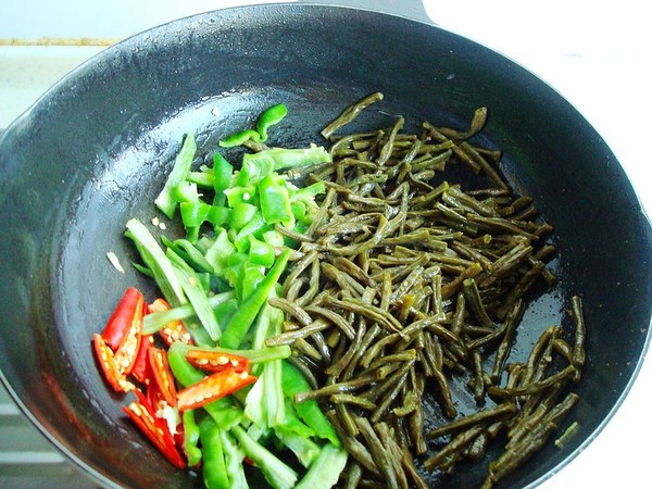 Fried Pork with Dried Beans recipe